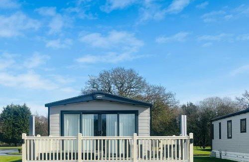 Allerthorpe Cabina | Lakeside Escape with Hot Tub