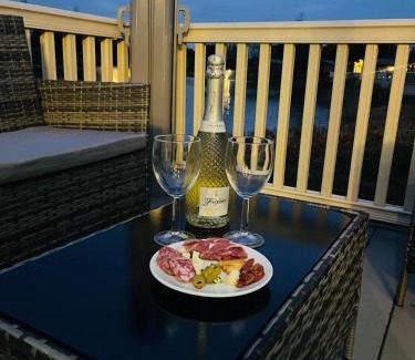 Allerthorpe Cabina | Lakeside Escape with Hot Tub
