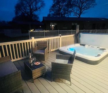 Allerthorpe Cabina | Lakeside Escape with Hot Tub