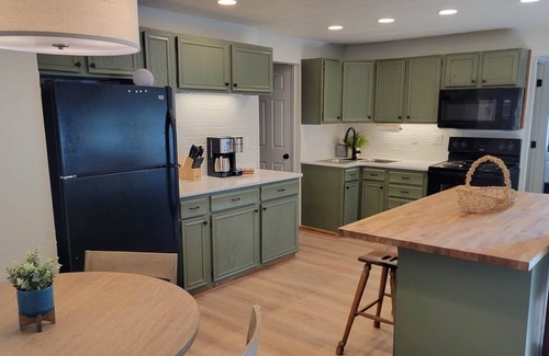 Wautoma Casa | Lakeside Escape Year round HOT TUB & Pontoon Rental