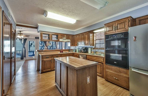 Pointblank Casa | Lakeside Gathering Place with Panoramic Views! Lake fun and fishing!