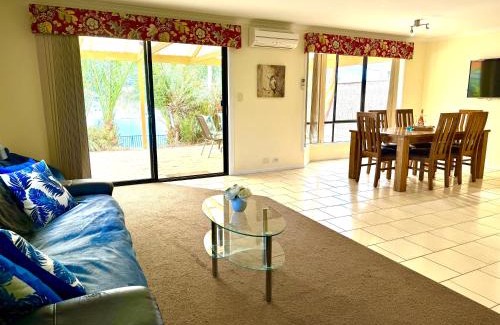 Encounter Bay Casa | Lakeside Getaway - 4br Jetty, Wi-fi, Waterfront