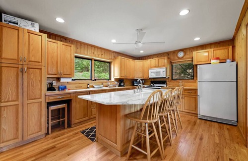 Tyringham Casa | Lakeside Getaway at Goose Pond!