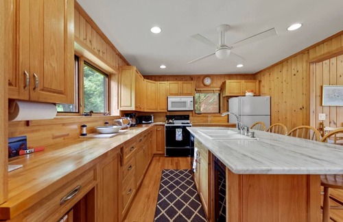 Tyringham Casa | Lakeside Getaway at Goose Pond!