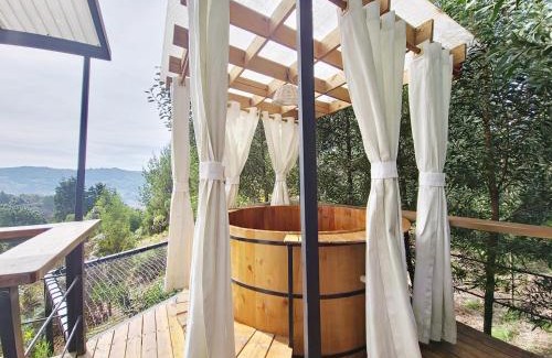 Guarne Casa | Lakeside Glamping with View Fire Pit Hammock