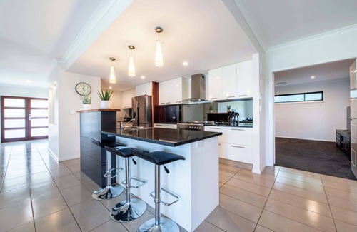 Dubbo Casa | Lakeside Haven - Homely Charm, Close to Dubbo Zoo