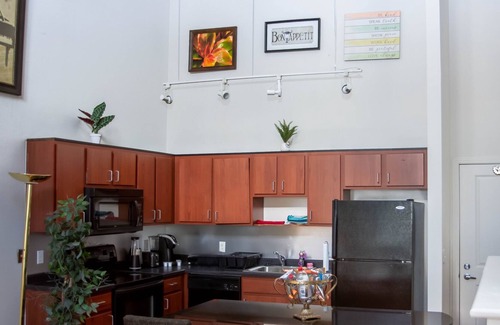 Lowry Hill East Condominio | Lakeside Haven Minneapolis Loft with BBQ Area, Patio, Central AC, Games, W & D