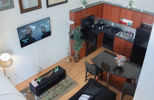 Lowry Hill East Condominio | Lakeside Haven Minneapolis Loft with BBQ Area, Patio, Central AC, Games, W & D