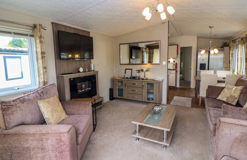 Warton Cabaña | LAKESIDE HAVEN, pet friendly, with a garden in Carnforth