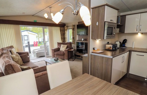 Warton Cabaña | LAKESIDE HAVEN, pet friendly, with a garden in Carnforth