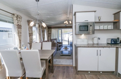 Warton Cabaña | LAKESIDE HAVEN, pet friendly, with a garden in Carnforth