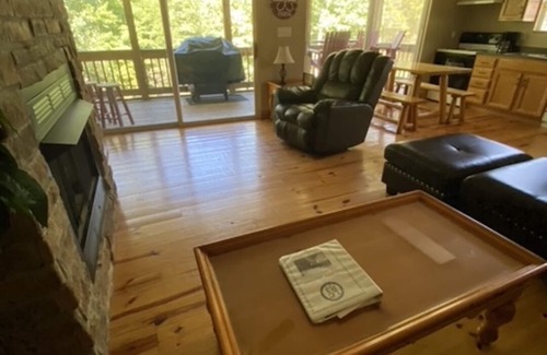 Sloans Valley Casa | Lakeside Hideaway II - lakefront with hot tub / walk to boat ramp