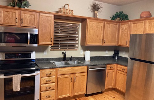 Sloans Valley Casa | Lakeside Hideaway II - lakefront with hot tub / walk to boat ramp