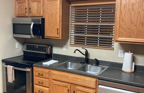 Sloans Valley Casa | Lakeside Hideaway II - lakefront with hot tub / walk to boat ramp