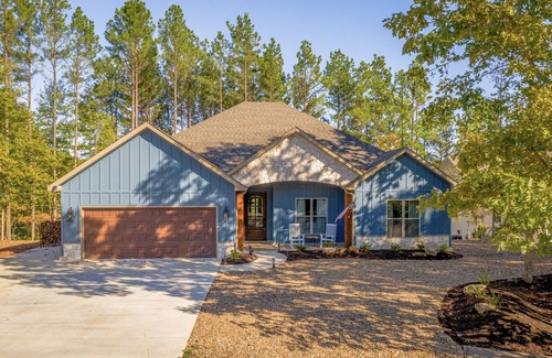 Hot Springs Village Casa | Lakeside Home with propane firepit, kayaks, large patio with propane grill