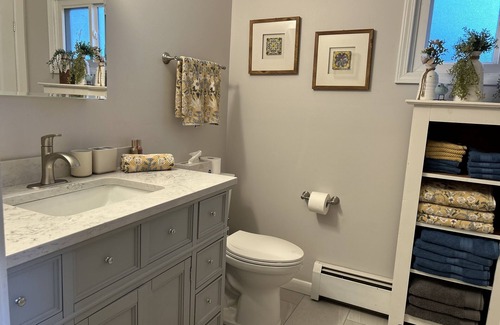 Dale Casa | Lakeside home available for your family vacations in a quite neighborhood.
