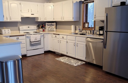 Luck Cabina | Lakeside home with plenty of amenities for all, on river fed Lake!