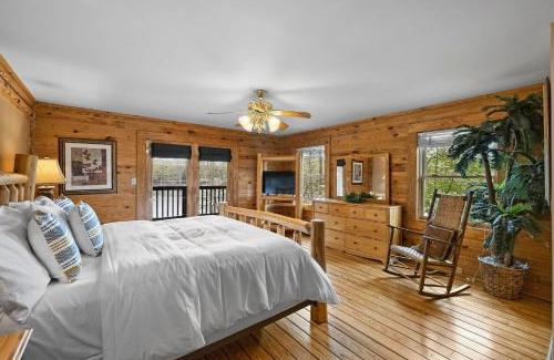 Sherrills Ford Casa | Lakeside Lodge by AvantStay Hot Tub Dock