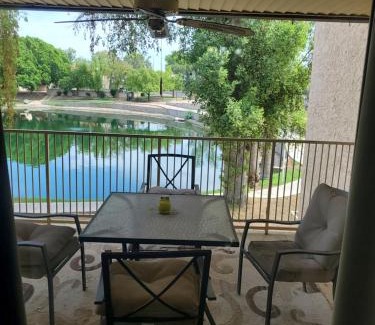Desert Shores Apartamento | Lakeside Lake Biltmore Village Condo