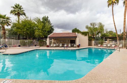 Desert Shores Apartamento | Lakeside Lake Biltmore Village Condo