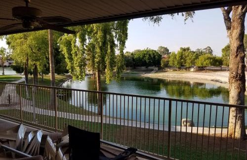 Desert Shores Apartamento | Lakeside Lake Biltmore Village Condo
