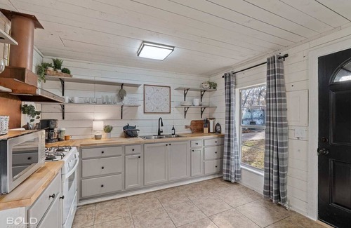 Uncertain Cabina | Lakeside Landing- Lakefront w/Canoe & Porch, Caddo Shores Cabins, Uncertain, Texas