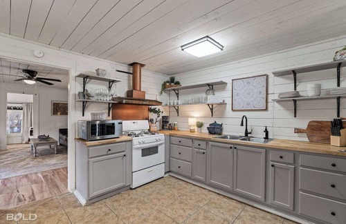 Uncertain Cabina | Lakeside Landing- Lakefront w/Canoe & Porch, Caddo Shores Cabins, Uncertain, Texas