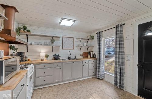 Uncertain Casa | Lakeside Landing- Waterfront Wcanoe & Kayaks
