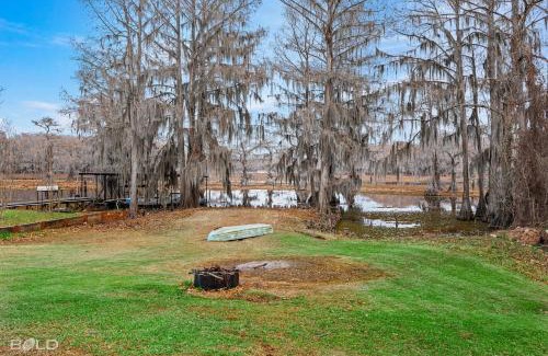 Uncertain Casa | Lakeside Landing- Waterfront Wcanoe & Kayaks