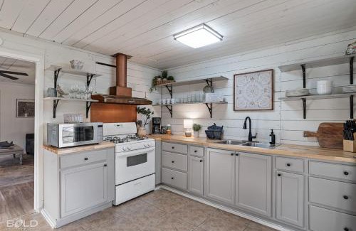 Uncertain Casa | Lakeside Landing- Waterfront Wcanoe & Kayaks