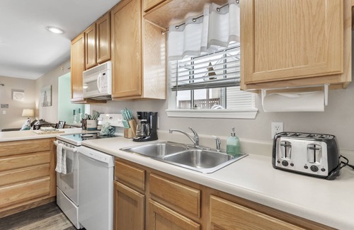 Indian Point Condominio | Lakeside Laziness 2 Bedroom Condo by RedAwning