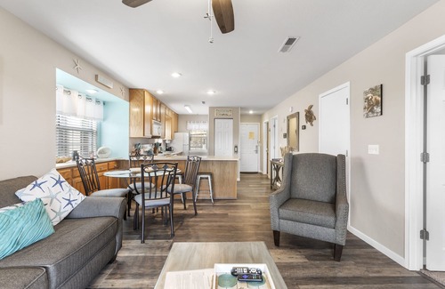 Indian Point Condominio | Lakeside Laziness 2 Bedroom Condo by RedAwning