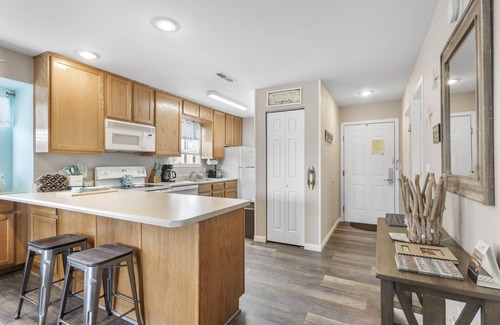 Indian Point Condominio | Lakeside Laziness 2 Bedroom Condo by RedAwning