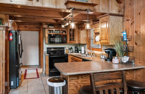 Flat Hollow Marina Cabina | Lakefront Cabin Hot Tub, Firepit, kayaks gratis, alquiler de botes / motos acuáticas, 3 cubiertas