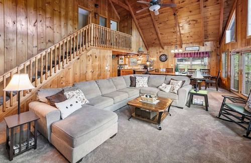 Flat Hollow Marina Cabina | Lakefront Cabin Hot Tub, Firepit, kayaks gratis, alquiler de botes / motos acuáticas, 3 cubiertas