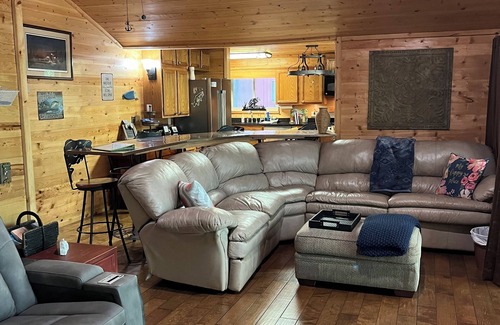Greers Ferry Cabina | Lakeside Lodge for family fun with game room and covered deck! Fish & Swim!!!