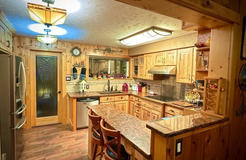 Sagle Casa | LAKESIDE LODGE. GARFIELD BAY WATERFRONT. TWO DECKS. DOCK. GREAT MOUNTAIN VIEWS.