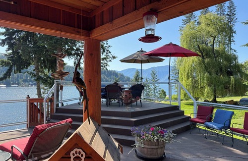 Sagle Casa | LAKESIDE LODGE. GARFIELD BAY WATERFRONT. TWO DECKS. DOCK. GREAT MOUNTAIN VIEWS.