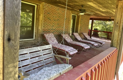 Franklin Casa | Lakeside Lodge in Nature Retreat