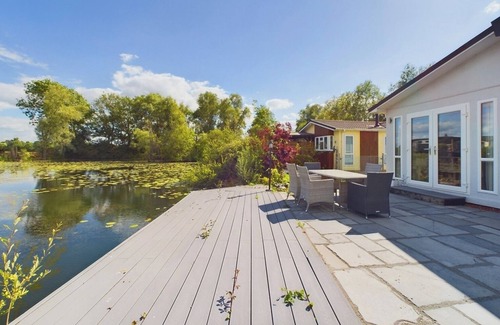 Huntingdon Casa | Lakeside Lodge Retreat with Views