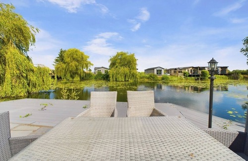 Huntingdon Casa | Lakeside Lodge Retreat with Views