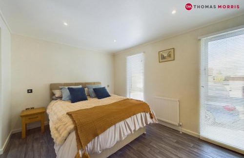 Huntingdon Casa | Lakeside Lodge Retreat with Views
