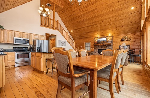 McHenry Cabaña | Lakeside Lodge