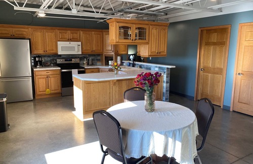 Devils Lake Cabina | Lakeside Lodging @ The Plaza Cozy 2 Bed- 2 Bath Nestled near the Lake Region