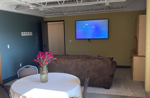 Devils Lake Cabina | Lakeside Lodging @ The Plaza Cozy 2 Bed- 2 Bath Nestled near the Lake Region