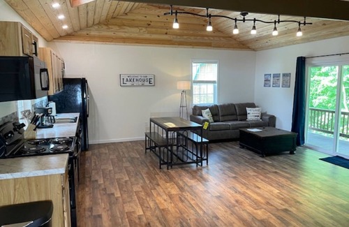 Somerset Cabina | Lakeside Loft-Brand new cabin, water view, close to ramp and large boat parking!