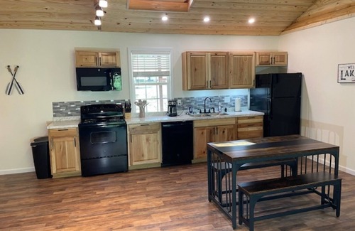 Somerset Cabina | Lakeside Loft-Brand new cabin, water view, close to ramp and large boat parking!