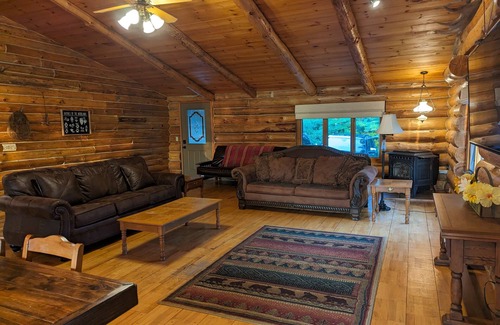 Cornell Cabina | Lakeside Log Cabin in NW Wisconsin