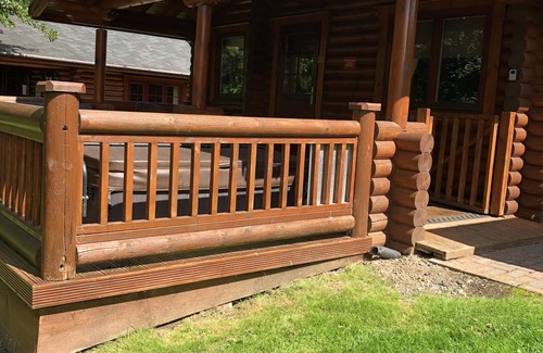 Morpeth Cabina | Lakeside Log Cabin with hot tub overlooking the water.