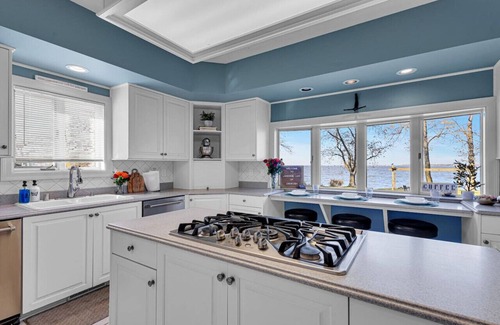 Oshkosh Casa | Lakeside Lux of Oshkosh- Lake/Games/10beds/Luxury